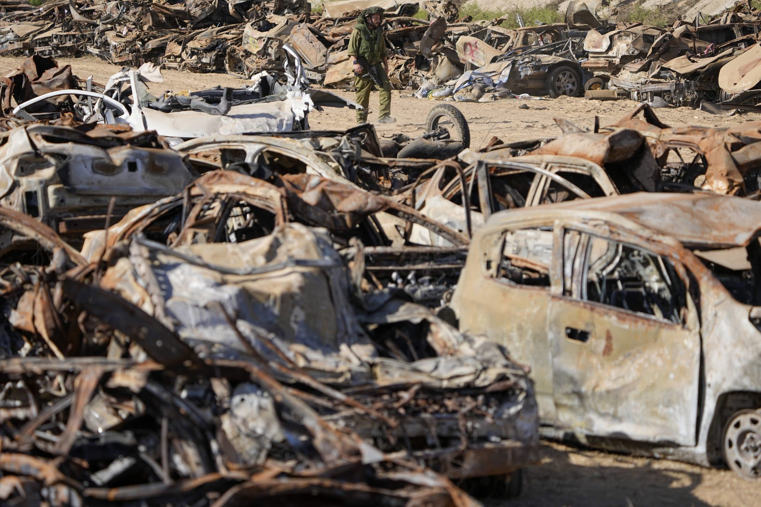 इजराइल के लेबनान में एयर स्ट्राइक के बाद बढ़ा तनाव, हिजबुल्लाह ने कहा- करते रहेंगे वार