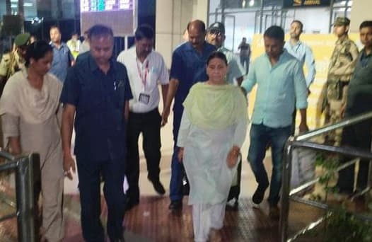 दिल्ली से पटना लौटी राबड़ी देवी, मीडिया से बोलीं- ED-CBI के बाद अब आपलोग कर रहे हैं परेशान