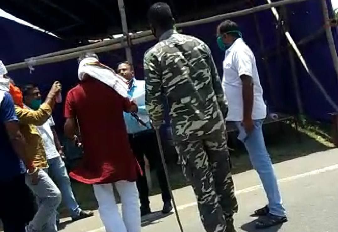 चतरा-हजारीबाग सीमा पर दंडाधिकारी और बरही विधायक में हुई तूतू-मैंमैं