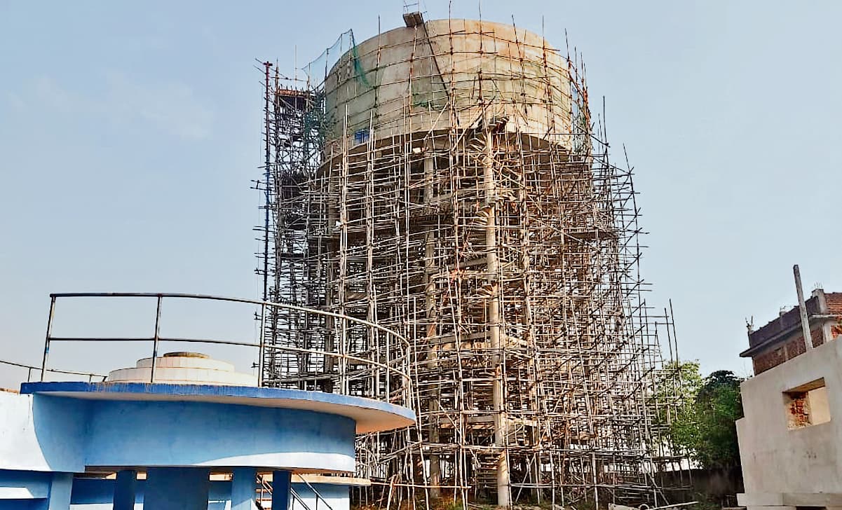 गढ़वा में नौ वर्ष बाद भी शहरी जलापूर्ति योजना अधूरी, घरों तक कनेक्शन देने और पाइप बिछाने का काम बाकी