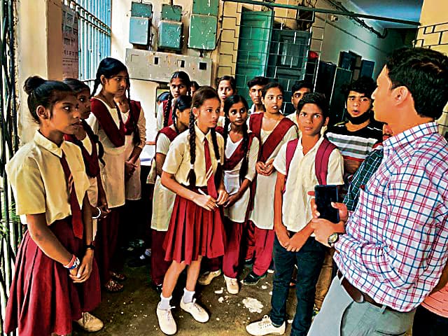 जमशेदपुर कालीमाटी हाईस्कूल के बच्चे पहुंचे डीएसइ ऑफिस, कहा - नये स्कूल में नहीं जायेंगे