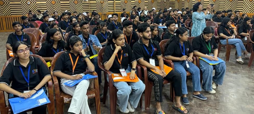 रोटरी बोकारो : योगाभ्यास और जुंबा में 11 स्कूलों के 108 विद्यार्थियों ने लिया हिस्सा, योगासन के दिए टिप्स