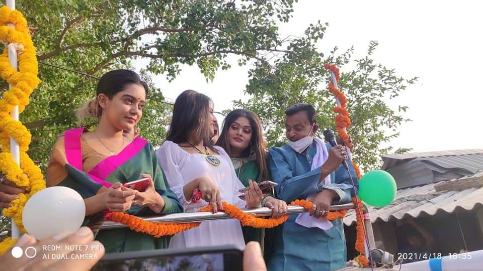 पानागढ़ में सड़क पर टॉलीवुड हसीनाएं, TMC प्रत्याशी स्वपन देवनाथ के साथ रोड शो में हुईं शामिल