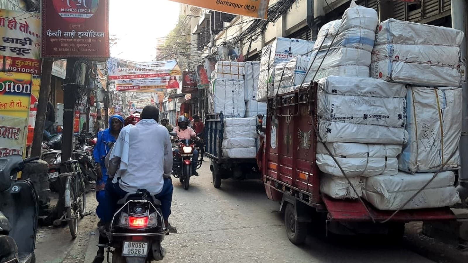 हरितालिका तीज को लेकर बढ़ी बाजार की रौनक, साड़ियों की होलसेल खरीदारी से सूतापट्टी के व्यापारी संतुष्ट