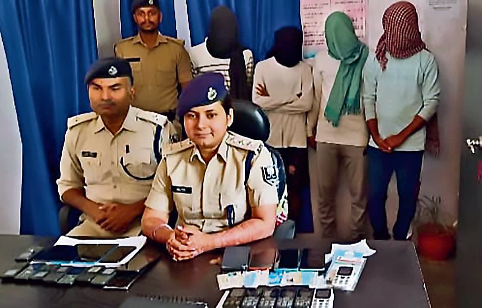 नवादा में तेलंगाना के चार साइबर फ्रॉड गिरफ्तार, तेलुगू व तमिल भाषियों को ठगने ने होता था इनका इस्तेमाल