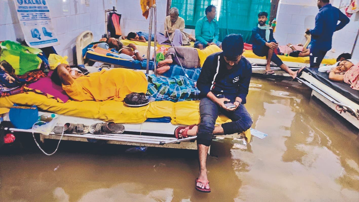 बिहार: बारिश के पानी में डूबा DMCH, ओटी और डॉक्टर चैंबर में पानी ही पानी, मरीजों का आना-जाना हुआ मुश्किल