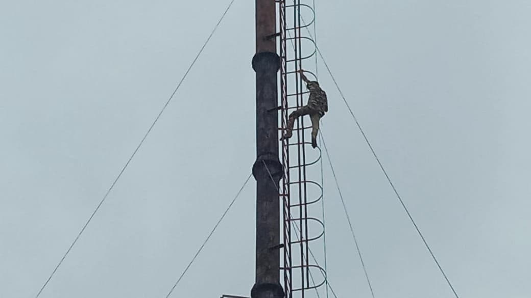 पटना में दिखा फिल्म शोले जैसा नजारा, पत्नी से नाराज पति जान देने के लिए चढ़ा 70 फुट ऊंची चिमनी पर, फिर...