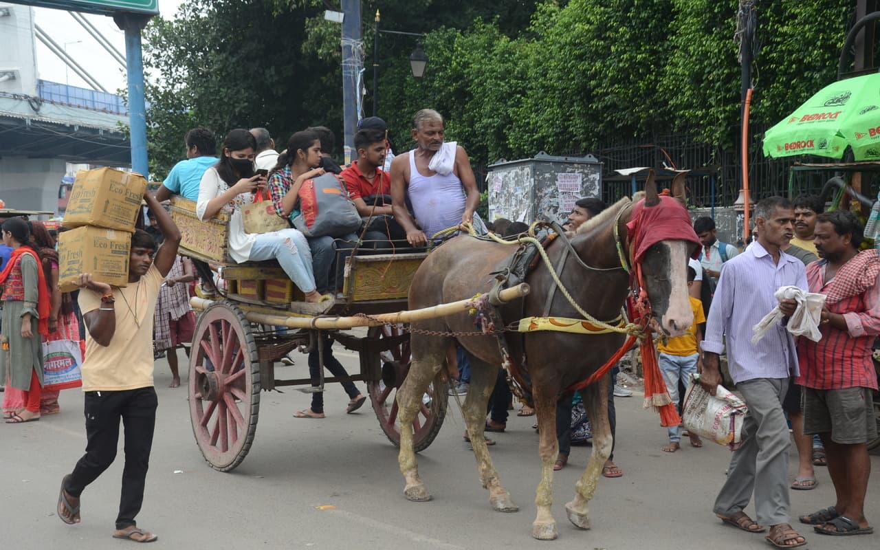 PHOTOS: पटना में बस पर चढ़ने के लिए खूब हुई धक्का-मुक्की, ऑटो हड़ताल में सहारा बनी जुगाड़ गाड़ी