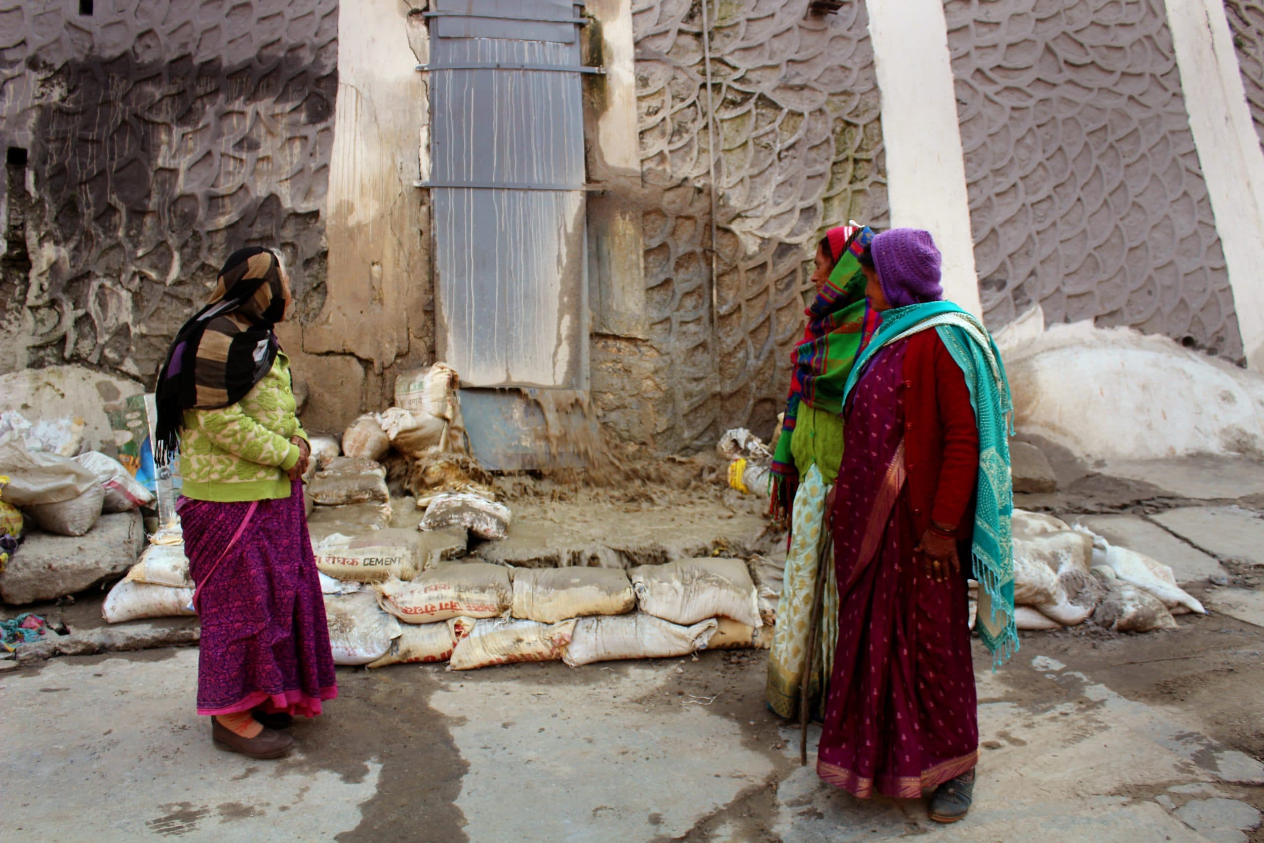 Joshimath Crisis: आपदा के कगार पर ‘बद्रीनाथ का द्वार’ जोशीमठ, घर-दुकान और सड़कों पर दरारें