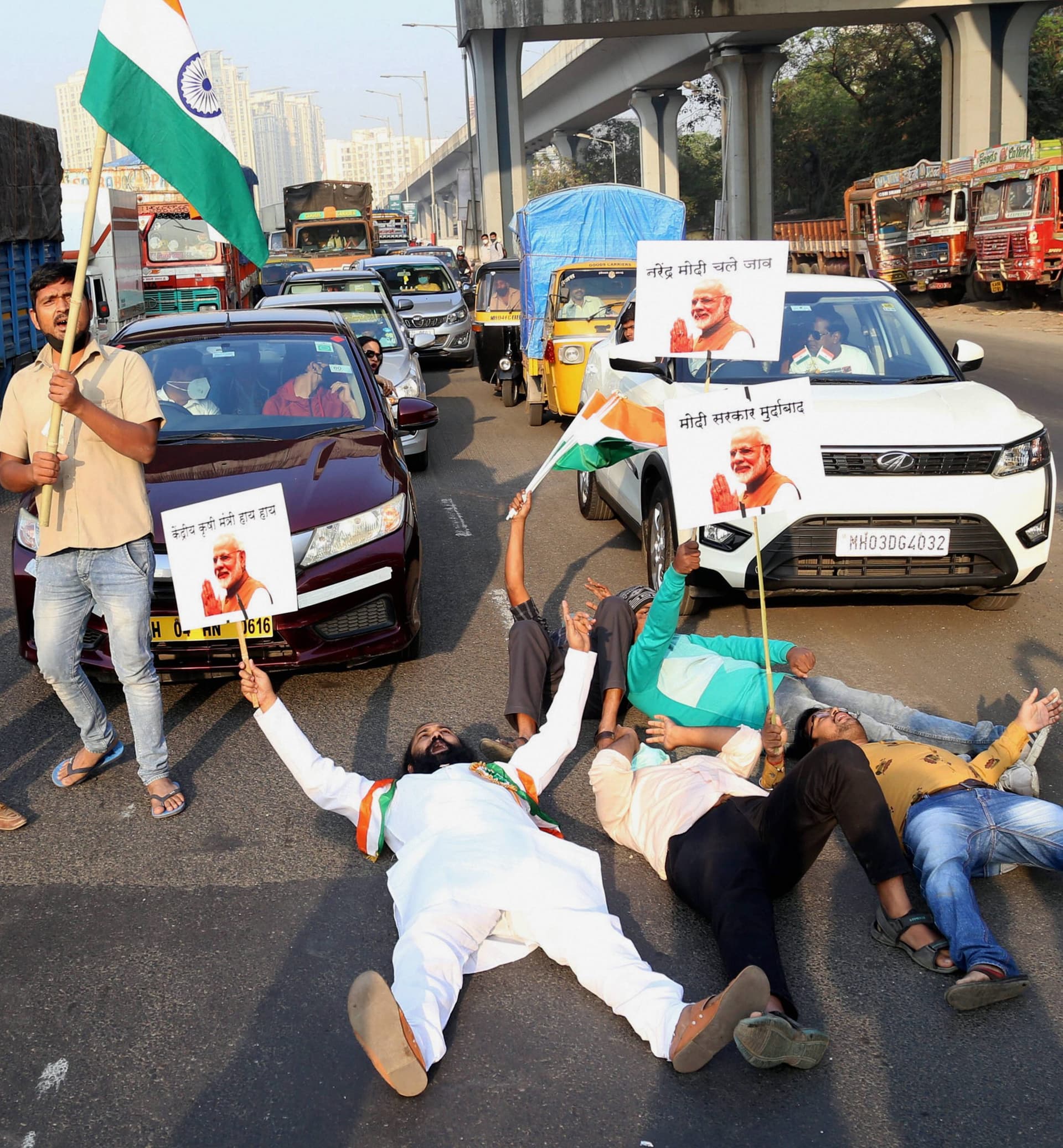 Farmers Protest LIVE Updates : 'किसानों से पंगा न लें', केएमपी और केजीपी को किसानों ने किया जाम, वाहनों की लगी कतार