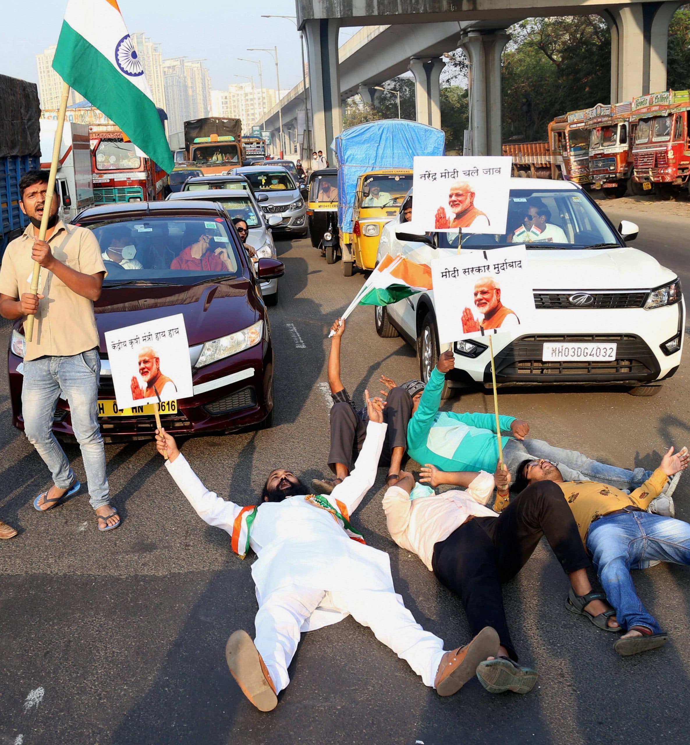 Farmers Protest LIVE Updates : 'किसानों से पंगा न लें', केएमपी और केजीपी को किसानों ने किया जाम, वाहनों की लगी कतार