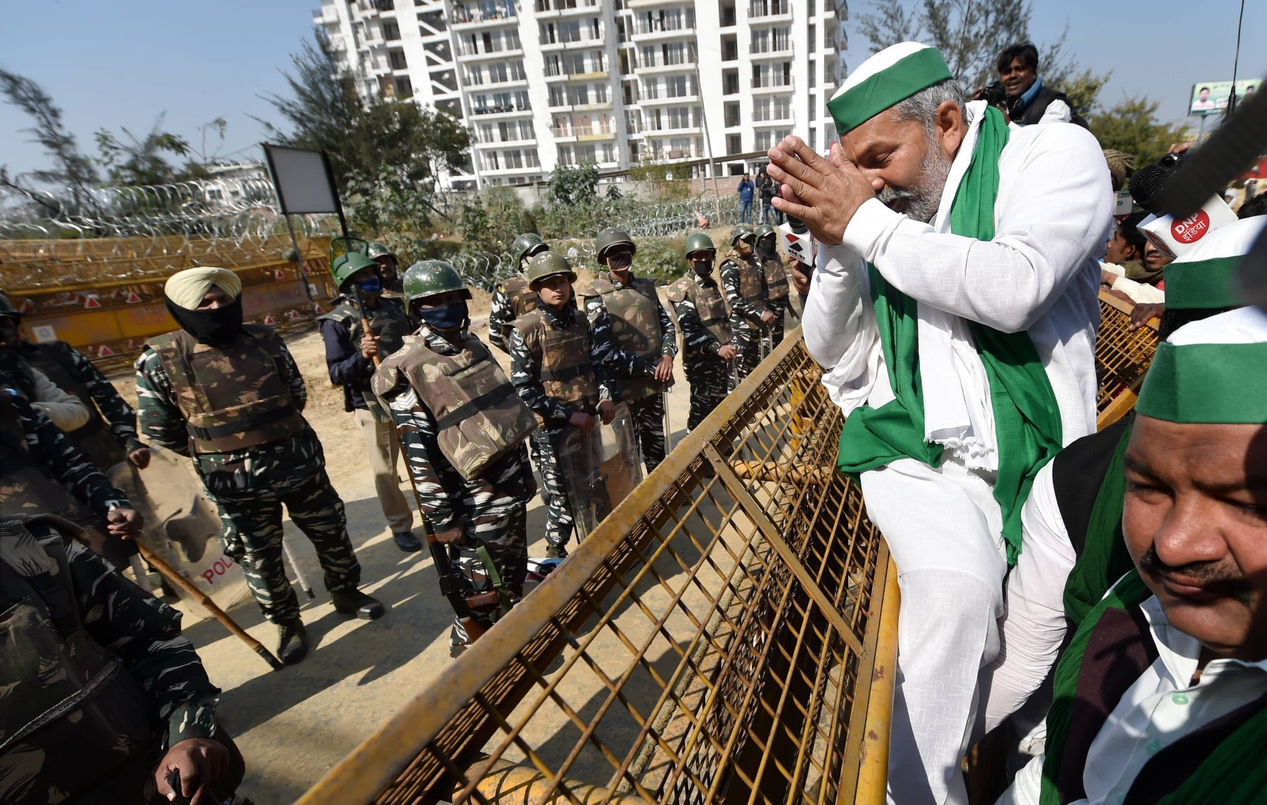 Kisan Andolan : संयुक्त मोर्चा ने कोरोना संकट को देखते हुए पुलिस से कहा- सिंघु बार्डर पर एक तरफ का रास्ता खोल दें, किसान हटे