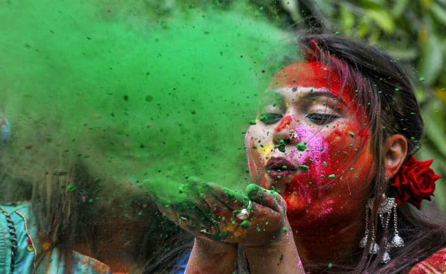 वृंदावन : ठाकुर बांकेबिहारी के भक्तों ने रंगभरनी एकादशी के मौके पर चांदी की पिचकारी से जमकर खेली होली