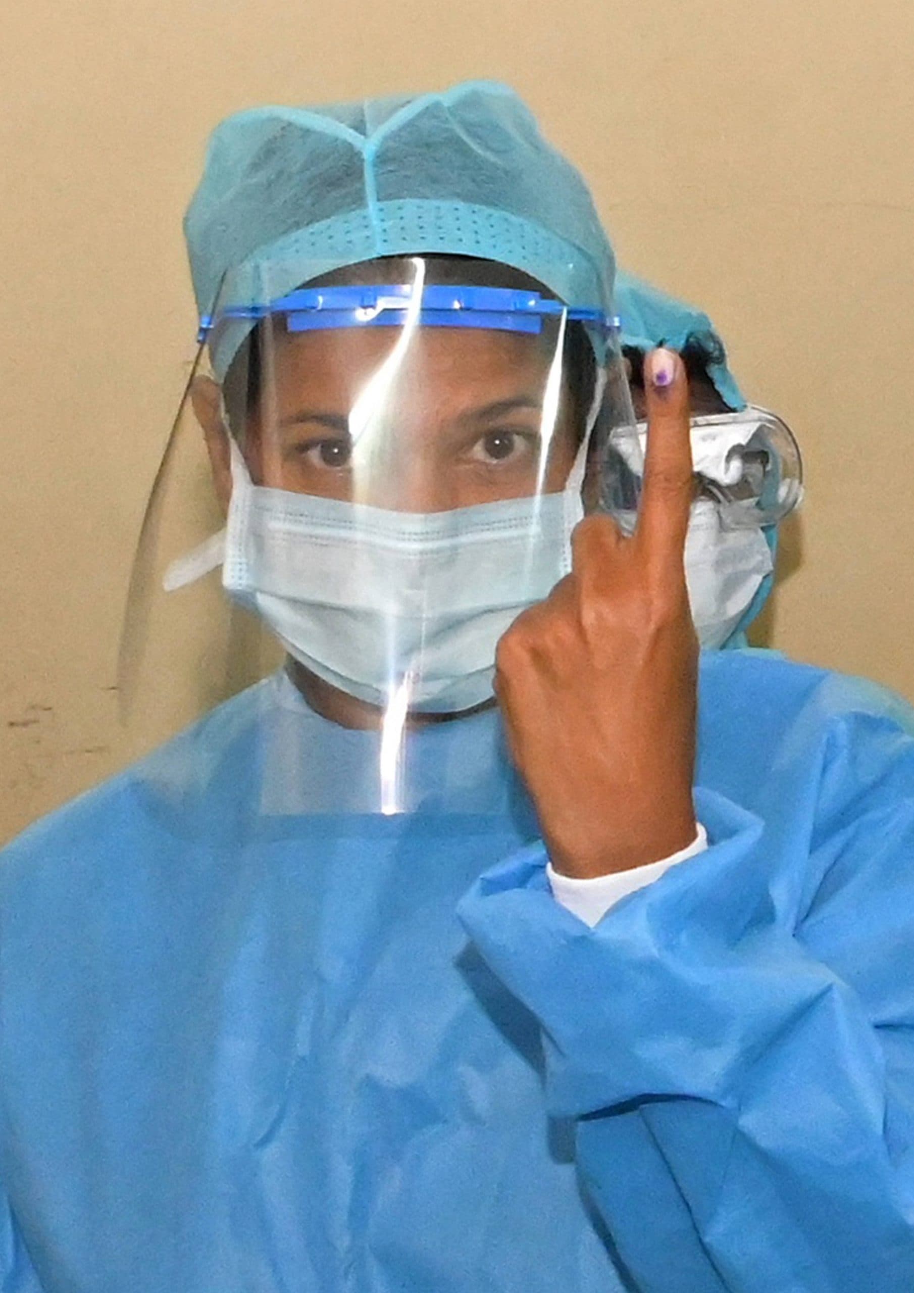 वोट देने का उत्साह, पीपीई किट में मतदान केंद्र पहुंची डीएमके सांसद कनिमोझी