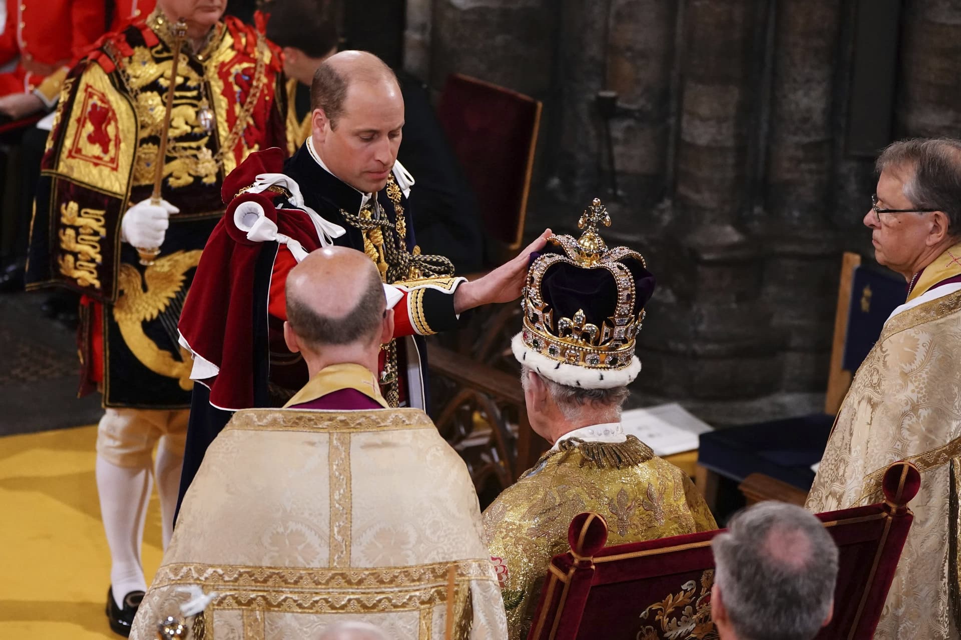 King Charles III Coronation: किंग चार्ल्स तृतीय बने ब्रिटेन के महाराज, सिर पर सजा यह बेशकीमती ताज