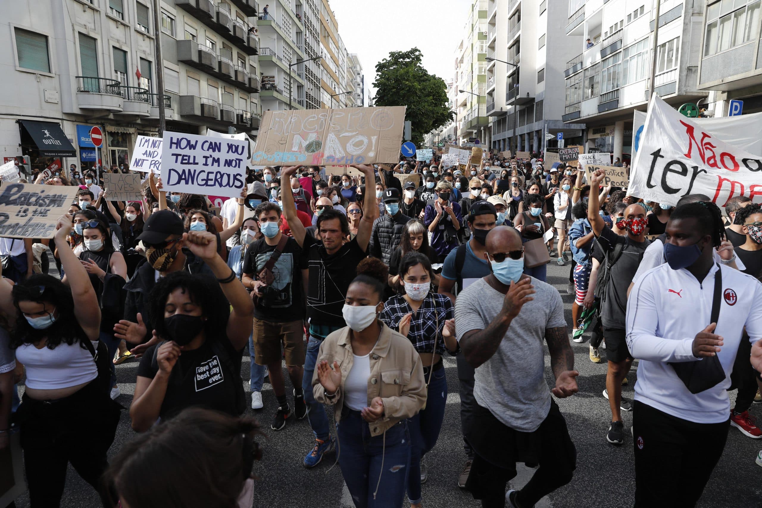 अमेरिका प्रदर्शन : जॉर्ज फ्लॉयड के शव वाले सुनहरे ताबूत की एक झलक पाने के लिए घंटों इंतजार करते रहे लोग