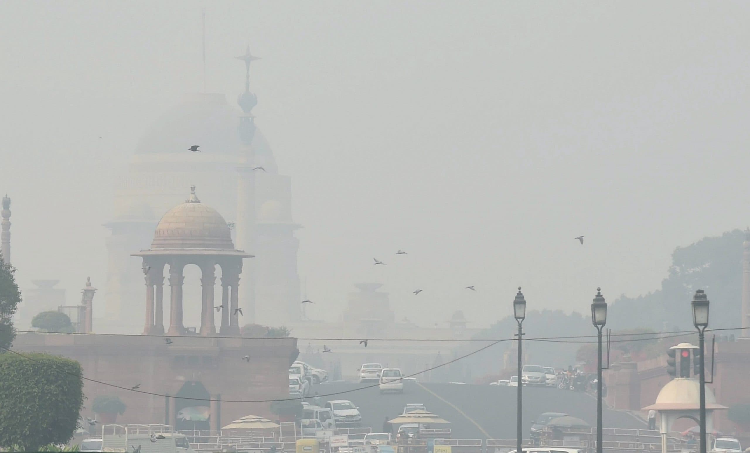 दिवाली के पटाखों के जलने से पहले ही दिल्ली में सांस लेना मुश्किल, कल तक सांस के मरीजों की बढ़ेगी परेशानी