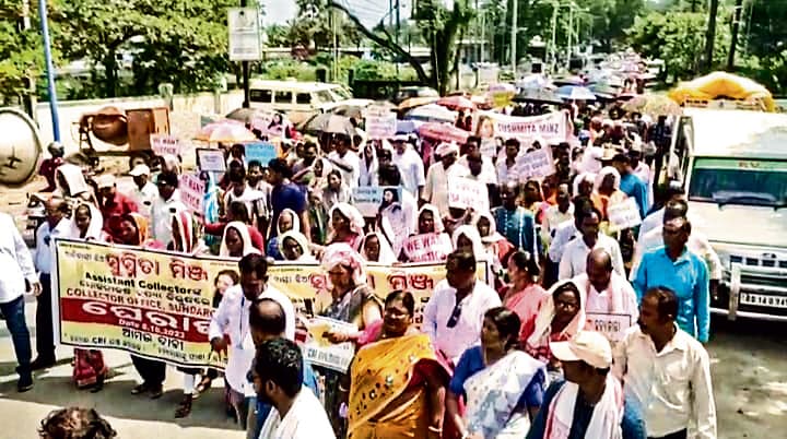 सुस्मिता मिंज व एलिस लुगून की मौत का मामला : हजारों आदिवासी सड़क पर उतरे, सुस्मिता के पति से दो घंटे पूछताछ