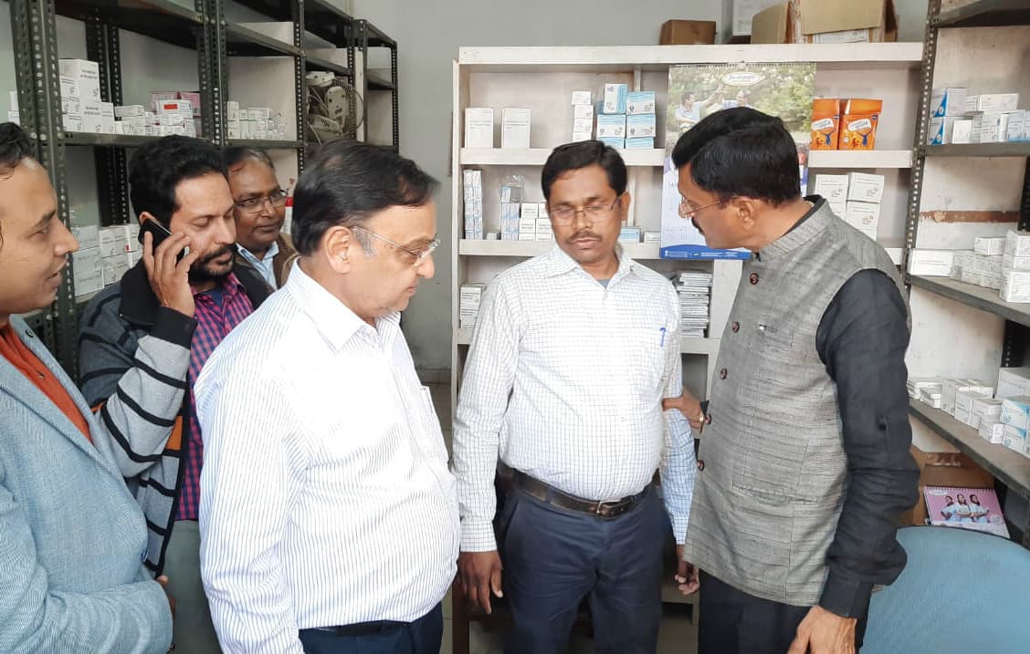 RIMS के जन औषधि केंद्र में लटका था ताला, सांसद संजय सेठ और महेश पोद्दार हुए नाराज
