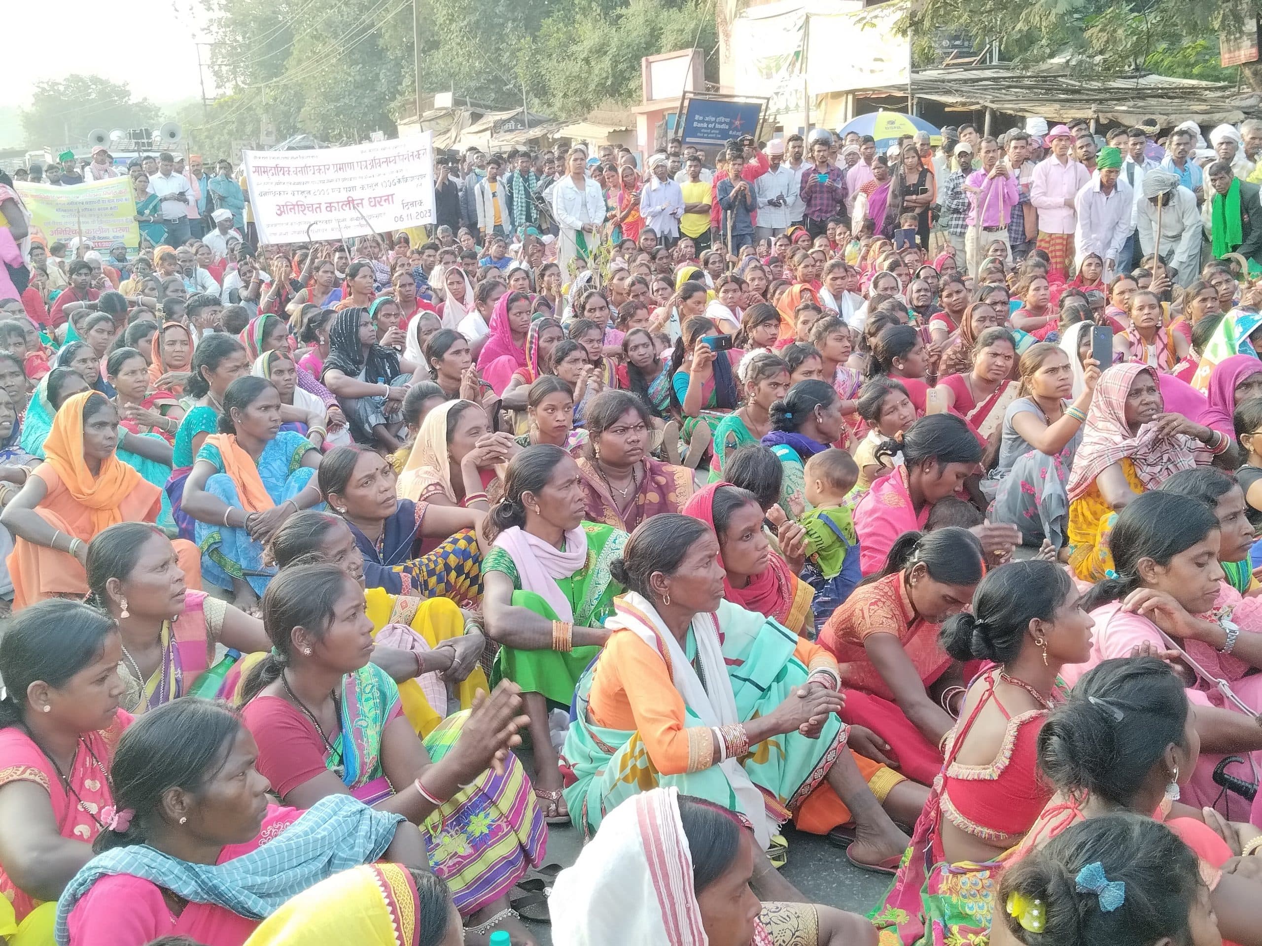 सड़क पर उतरे आदिवासी-मूलवासी, NH 23 का चक्का जाम, वन अधिकार कानून और पेशा कानून के कार्यान्वयन की मांग