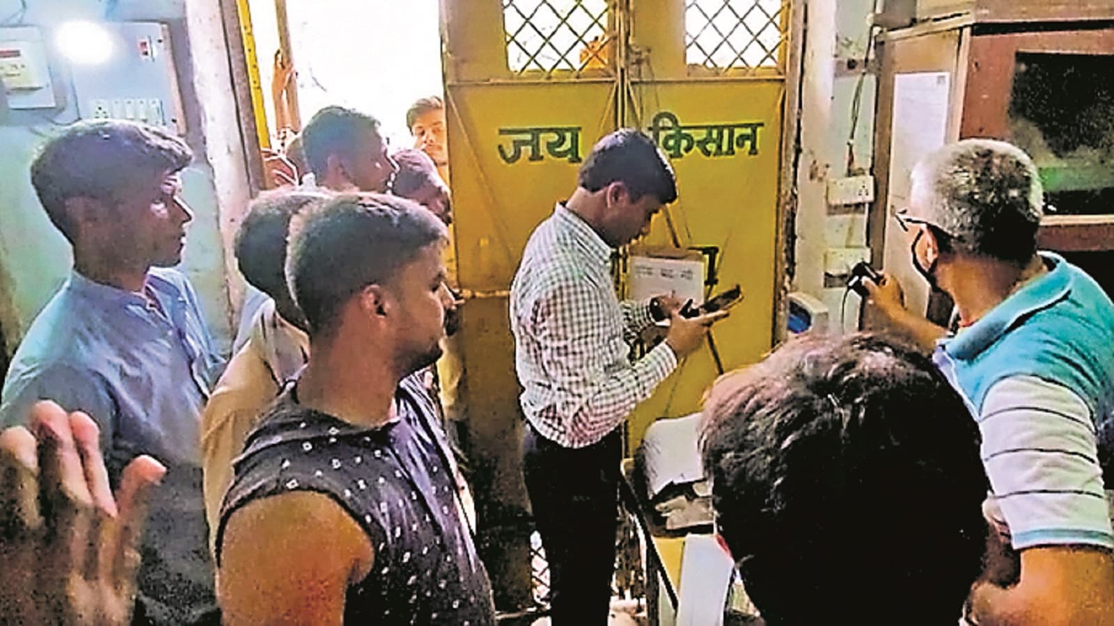 उर्वरक बिक्री की जांच में प्रखंडों में पहुंची टीम, 30 वरीय पदाधिकारियों ने की 86 दुकानों में जांच की