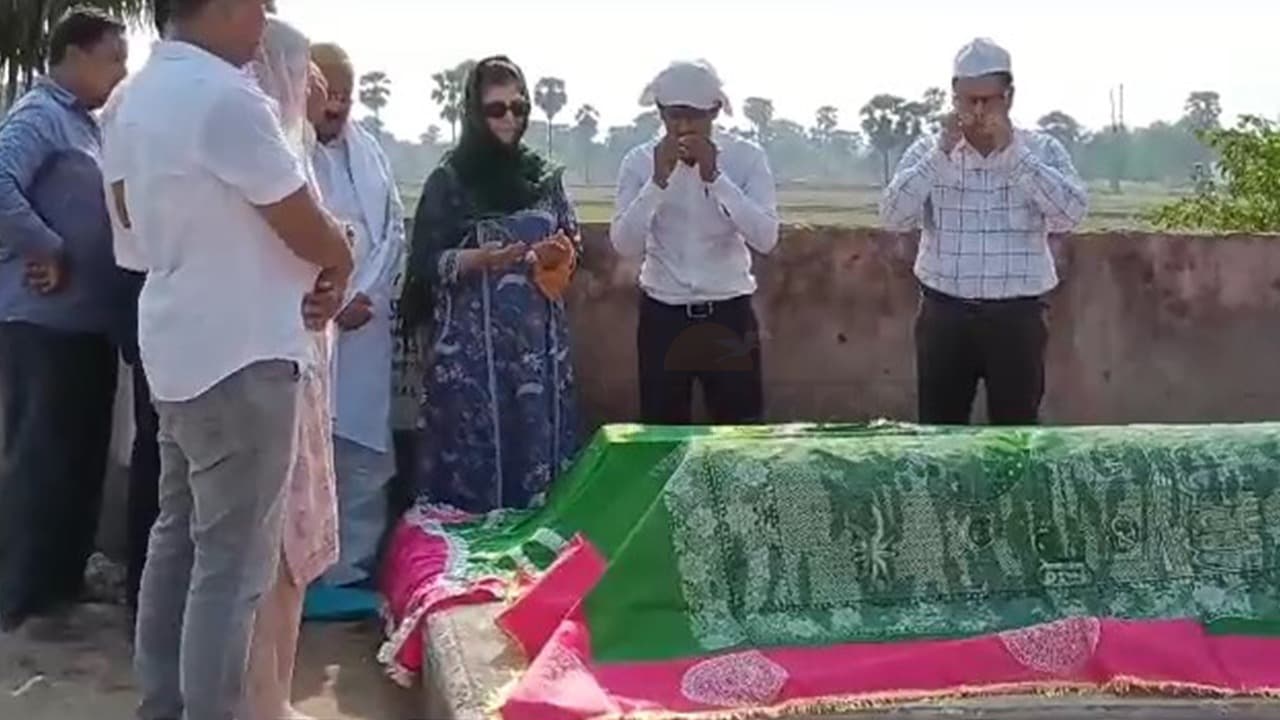 विपक्षी दलों की बैठक में शामिल होने पटना पहुंची महबूबा मुफ्ती, नालंदा में यूसुफ शाह चक के मजार पर की चादरपोशी
