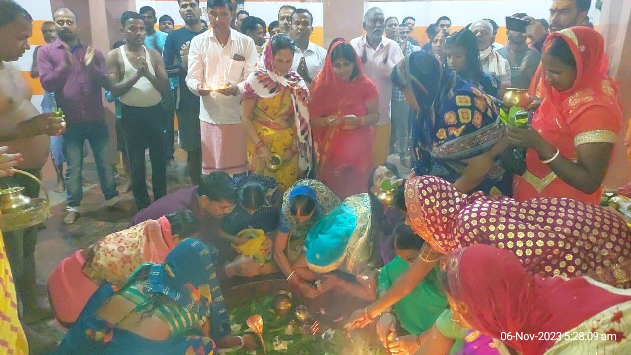 झारखंडधाम : कार्तिक माह की दूसरी सोमवारी पर मंदिरों में उमड़ी भीड़, हर-हर महादेव से मंदिर परिसर गुंजायमान