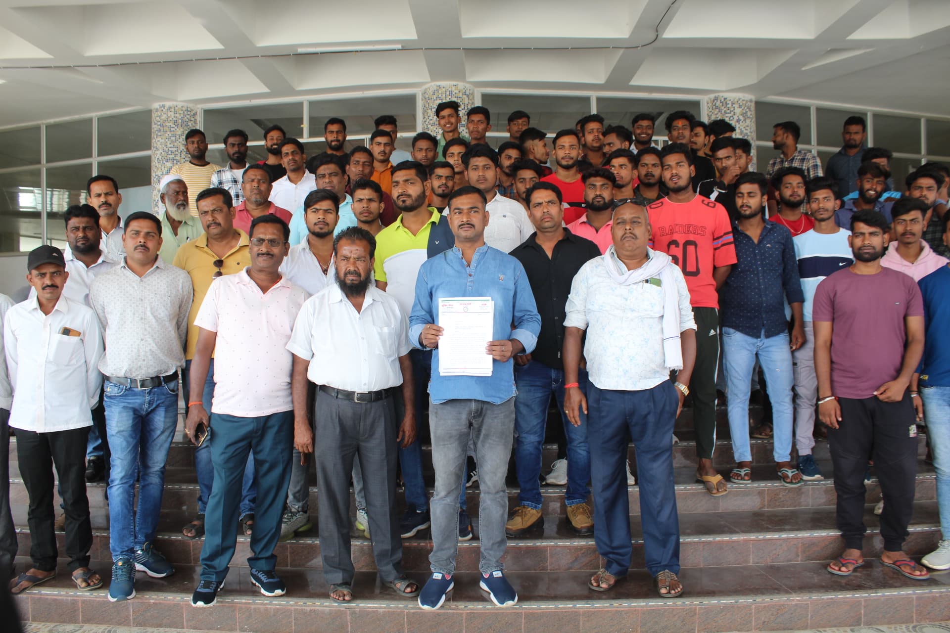 गिरिडीह : डीटीओ के खिलाफ ट्रक ऑनर एसोसिएशन के सदस्यों ने किया प्रदर्शन, बेवजह परेशान करने का लगाया आरोप