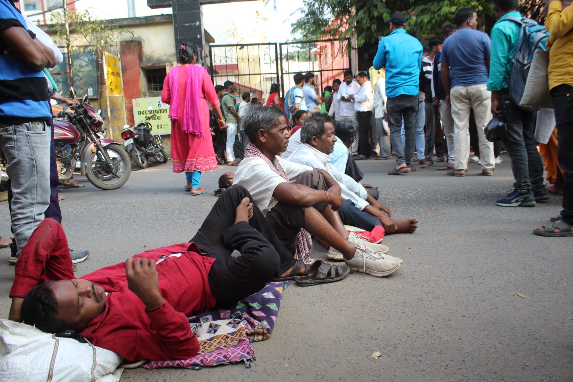 गिरिडीह : सदर अस्पताल का गेट बंद कर सड़क पर लेटे मरीज, कर्मियों को पिछले कई माह से नहीं मिला है वेतन