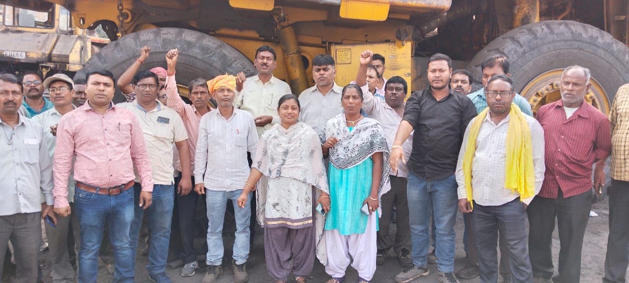 धनबाद : संडे और होली डे की मांग को लेकर कोलकर्मियों ने किया प्रदर्शन