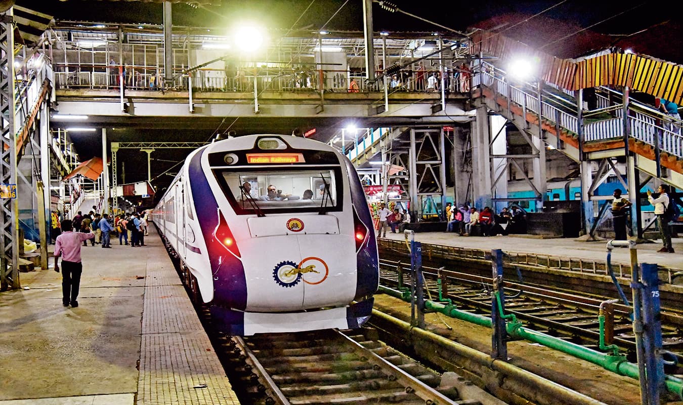 Vande Bharat Express: इंतजार हुआ खत्म, आठ रैक के साथ पटना पहुंची वंदे भारत एक्सप्रेस, देखें तस्वीरें