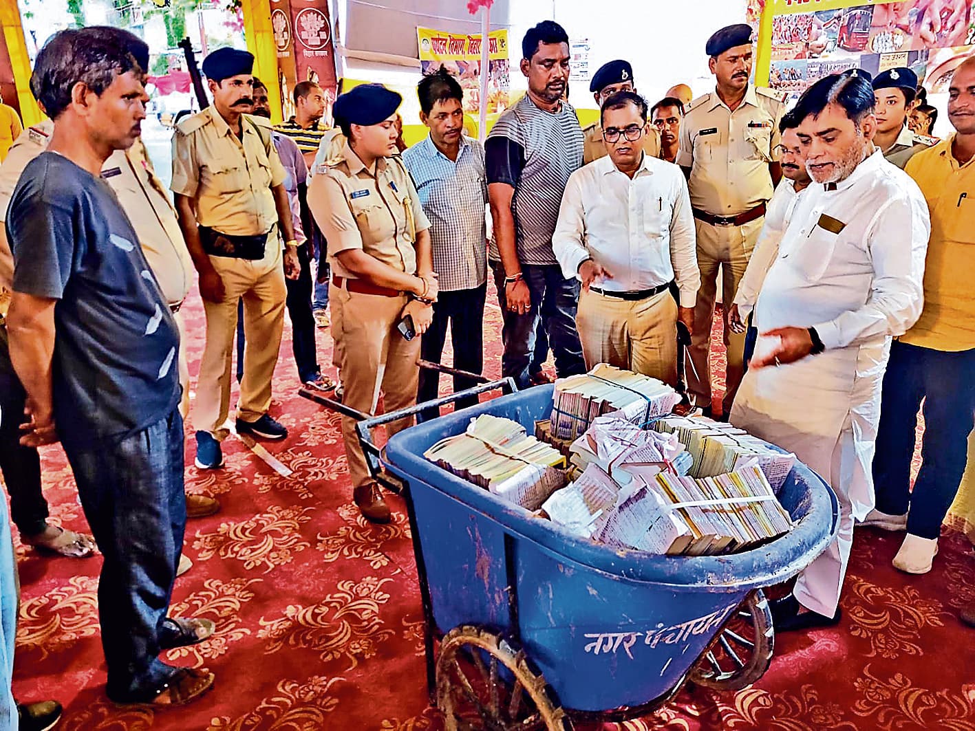 पितृ पक्ष मेला पुनपुन में कचरा गाड़ी से स्टेशन ले जायी जा रही थी आध्यात्मिक पुस्तक, लोगों ने किया हंगामा