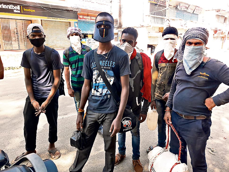 Lockdown 3: गुजरात से झारखंड लौटने के लिए 2.24 लाख रु. दिए, 100 किमी पैदल भी चले मजदूर