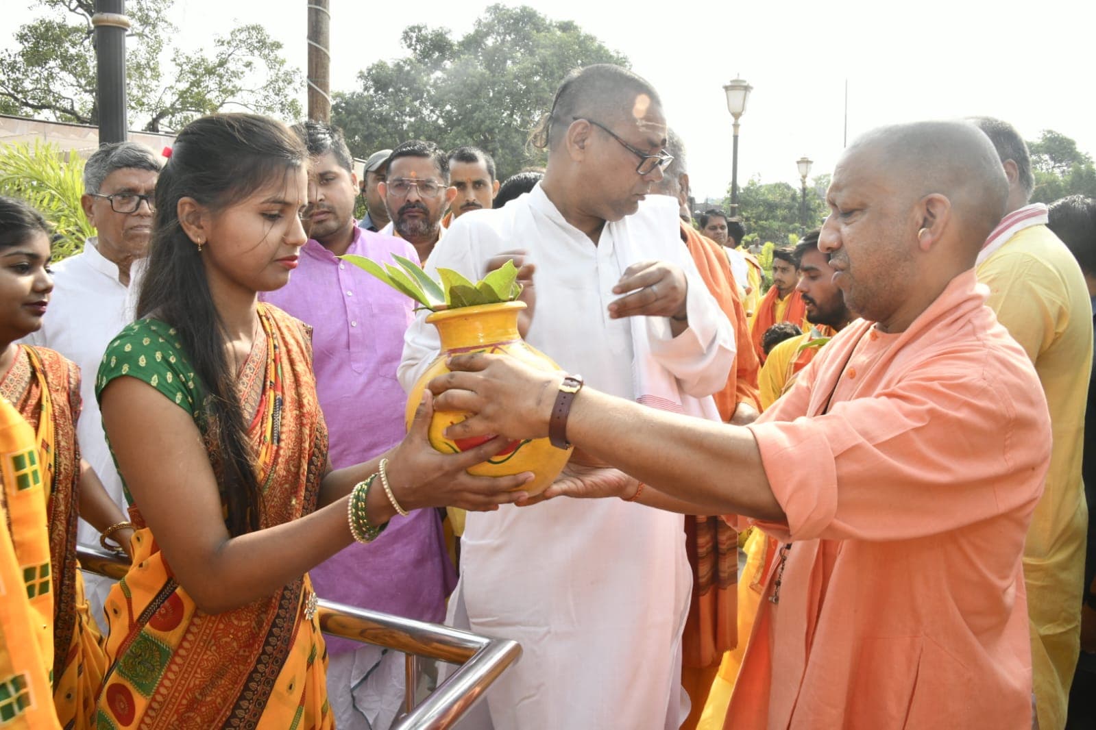 गोरखपुर के मानसरोवर मंदिर से CM योगी की अगुवाई में निकली कलश यात्रा, श्री लक्ष्मी नारायण महायज्ञ का शुभारंभ