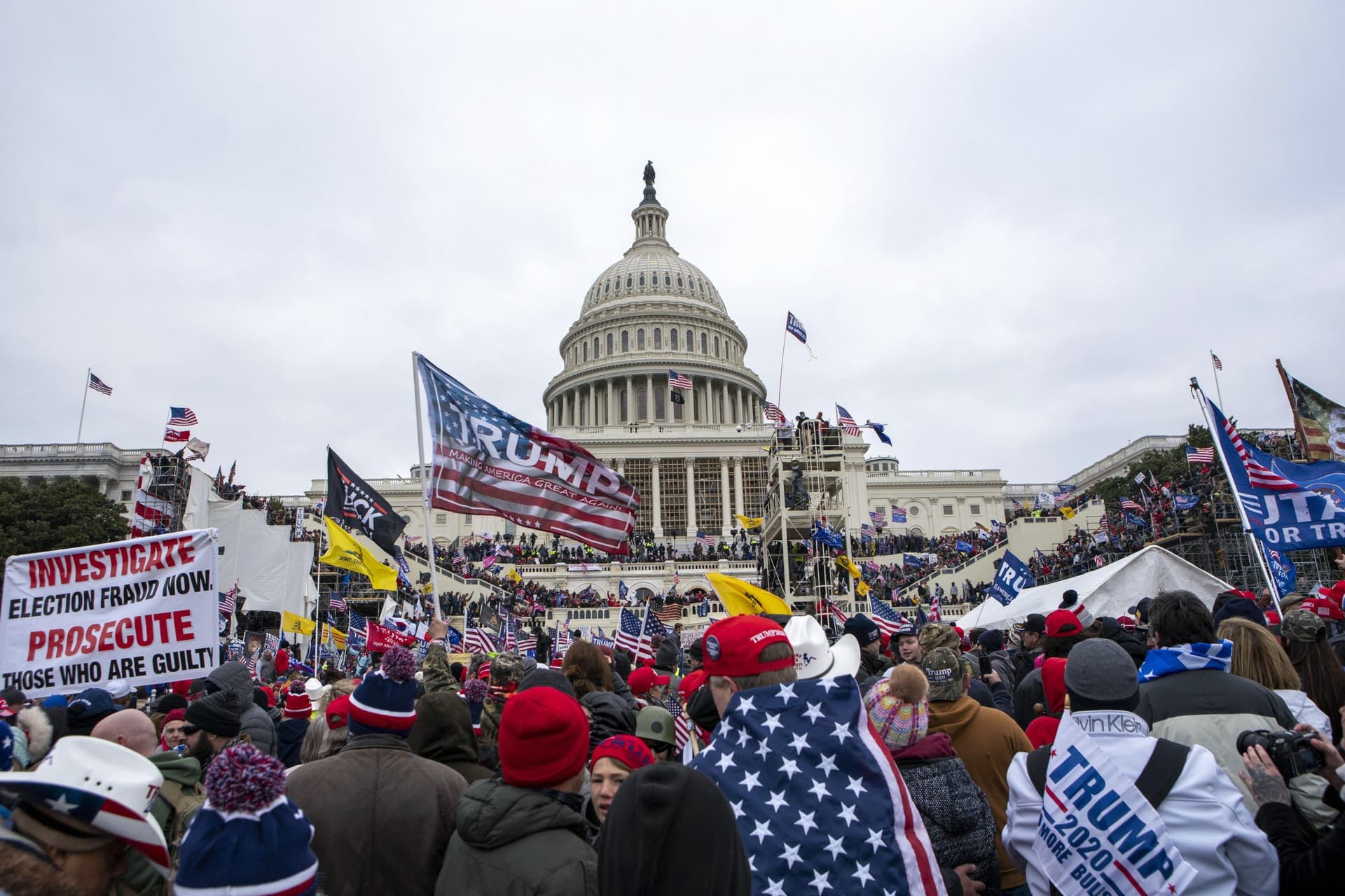US Capitol Hill Violence : कैपिटल हिल हिंसा को अमेरिकी मीडिया ने बताया, ‘लोकतंत्र पर घातक हमला’, ट्रंप को खतरा US Capitol Hill Violence : कैपिटल हिल हिंसा को अमेरिकी मीडिया ने बताया, ‘लोकतंत्र पर घातक हमला’, ट्रंप को खतरा