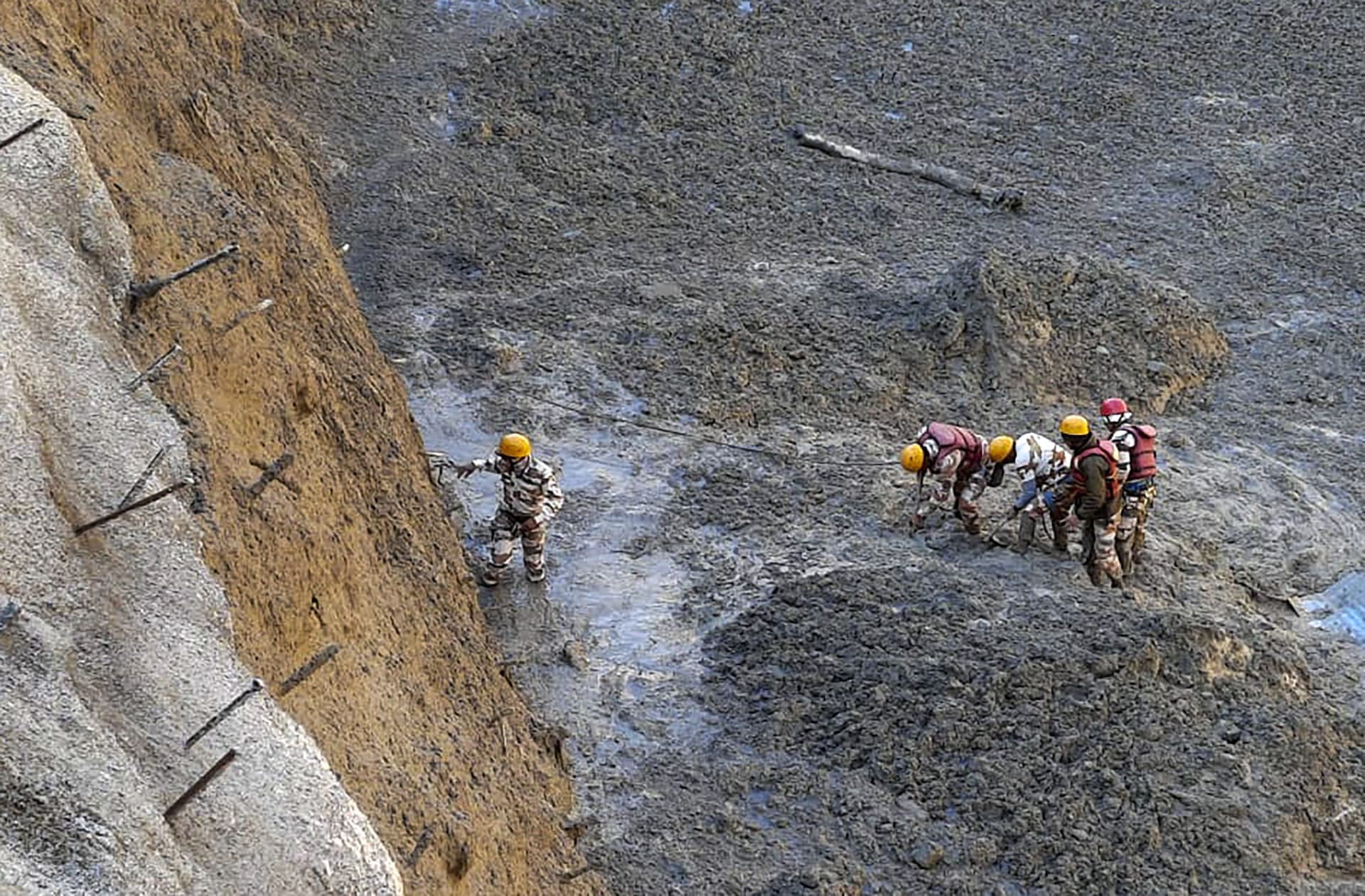 Chamoli Tragedy: अलकनंदा नदी में पानी के बहाव ने बढ़ाई मुसीबत, राहत और बचाव कार्य रुका