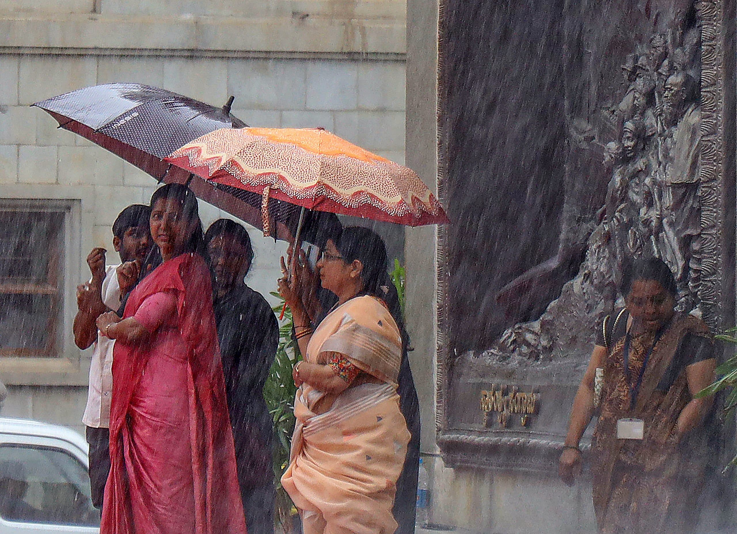 Weather Forecast: दिल्ली-यूपी में भारी बारिश से हाहाकार, जानें बिहार-झारखंड समेत अन्य राज्यों का हाल