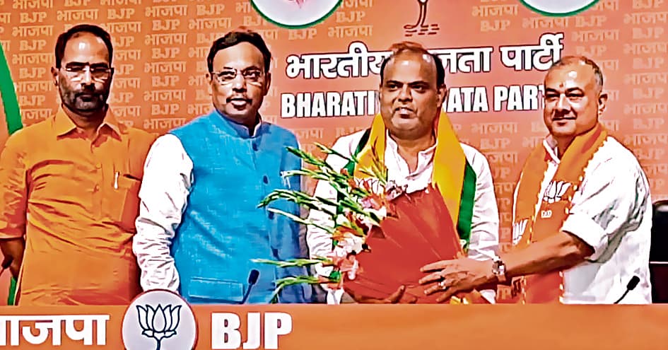 PHOTOS: जदयू के पूर्व नेता प्रमोद सिंह चंद्रवंशी ने थामा भाजपा का हाथ, विनोद तावड़े ने ग्रहण करायी सदस्यता