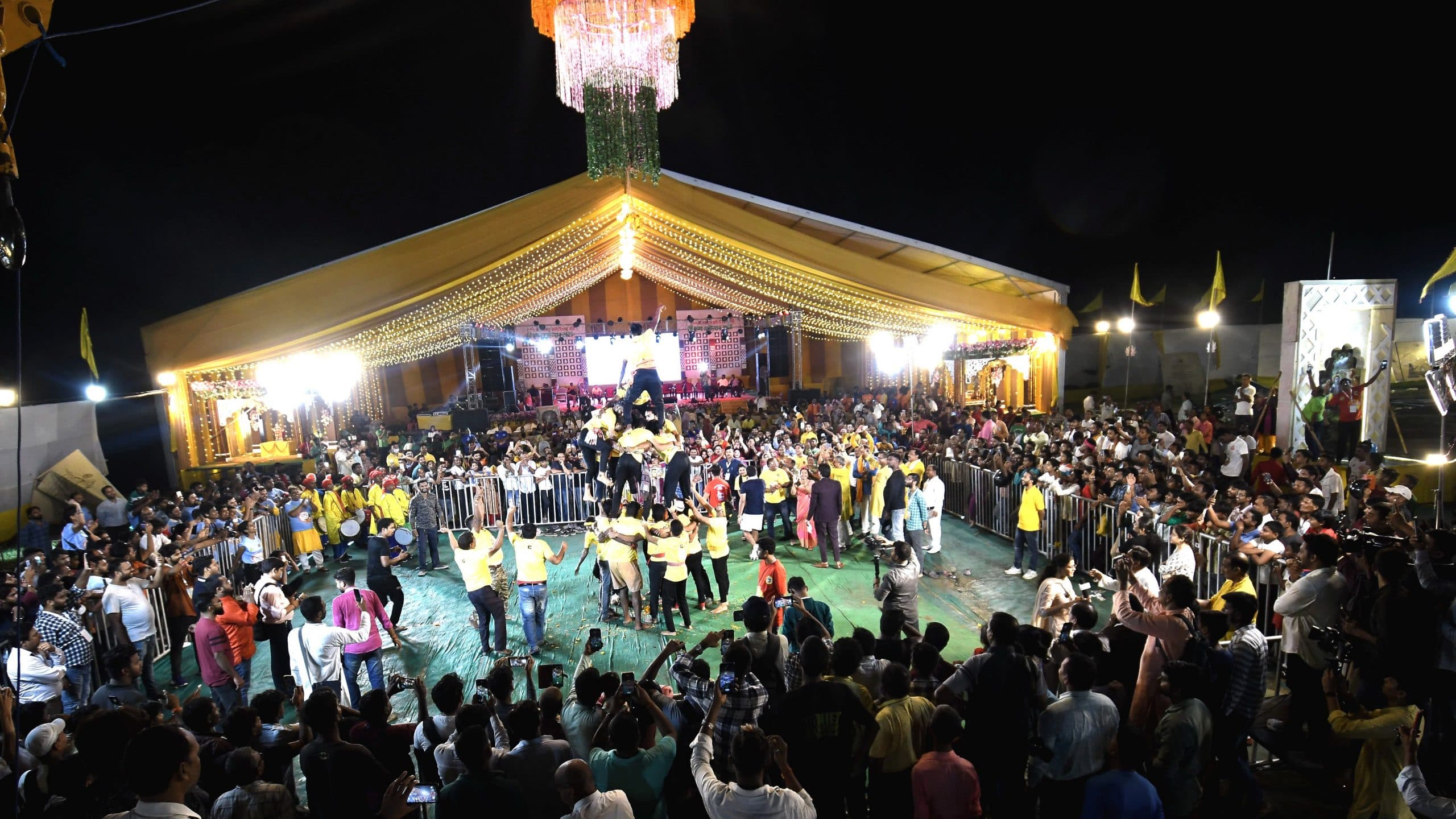 PHOTOS: पटना में जन्माष्टमी की धूम, श्रीकृष्ण जन्मोत्सव पर 6 घंटे तक चली दही हांडी प्रतियोगिता