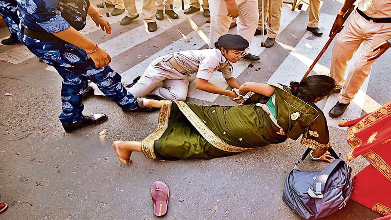 PHOTOS: पटना में जीविका दीदियों पर पुलिस ने किया लाठीचार्ज, अपनी मांगों को लेकर कर रही थी प्रदर्शन