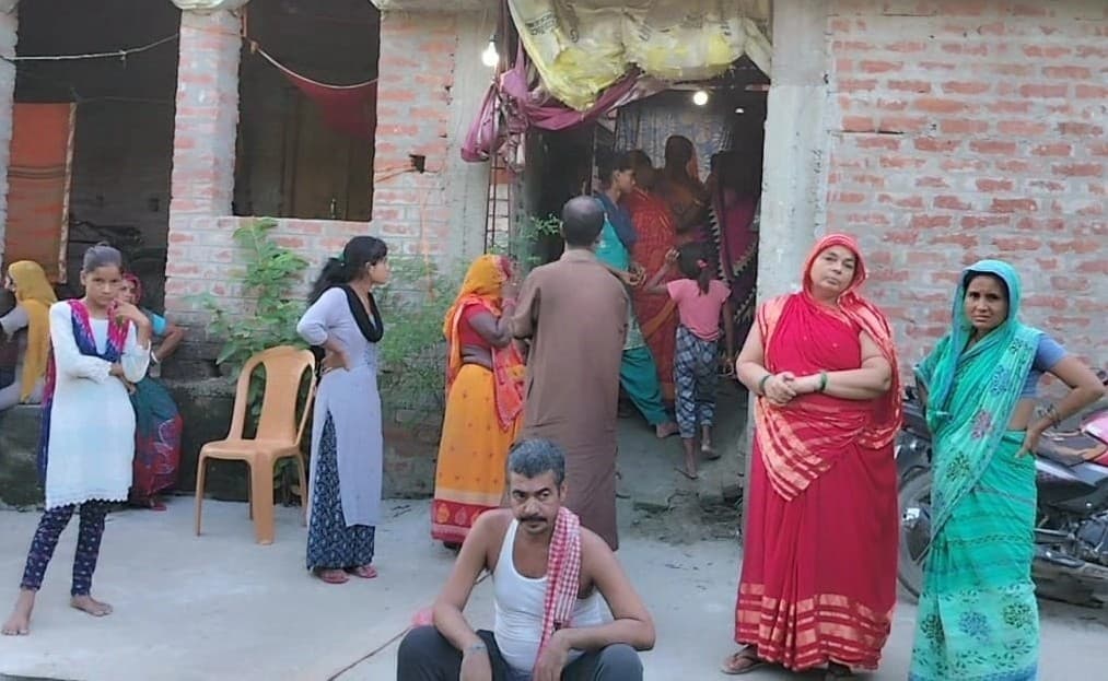 Bihar: सीतामढ़ी में तांत्रिक की दिनदहाड़े गोली मारकर हत्या, नालंदा में मिट्टी की दीवार गिरने से  दो की मौत