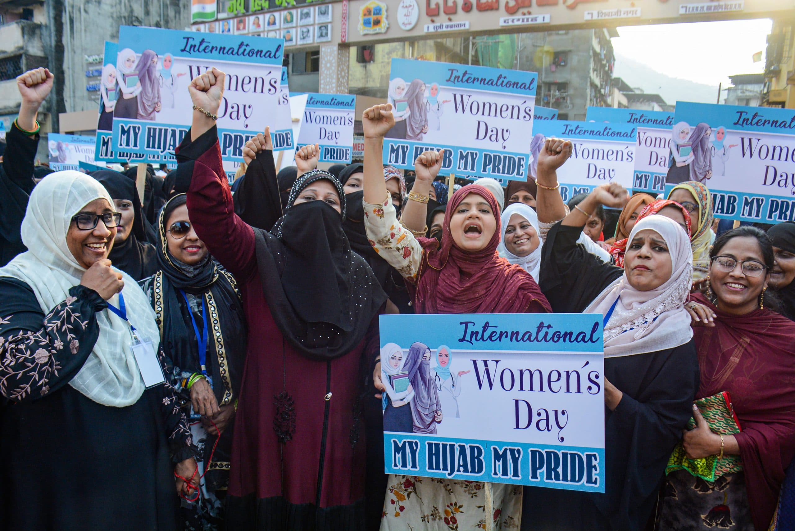 'इस्लाम धर्म का हिस्सा नहीं है हिजाब', जानें कर्नाटक हाई कोर्ट ने और क्‍या कहा