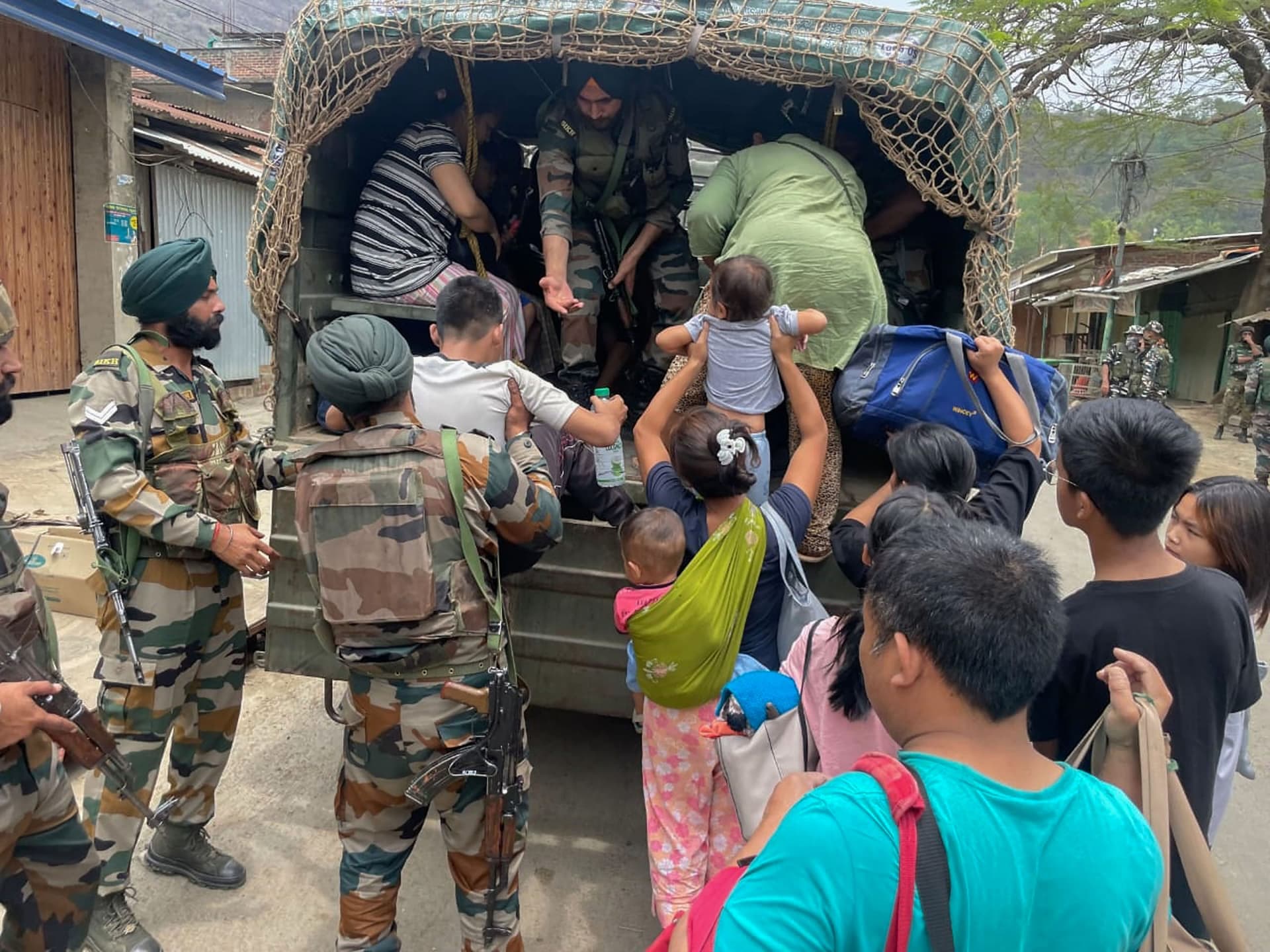 मणिपुर के इस गांव में कहां से पहुंचा भारी मात्रा में विस्फोटक ? अंधेरे में पहुंची सेना और...