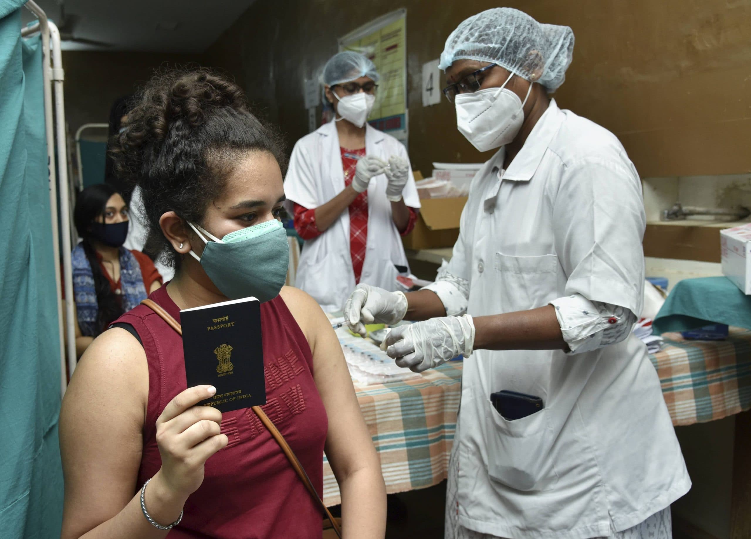 कोविशील्ड@₹780, कोवैक्सिन@₹1,410, स्पूतनिक-V@₹1,145 ही ले सकते हैं प्राइवेट अस्पताल, केंद्र ने जारी की नयी दरें