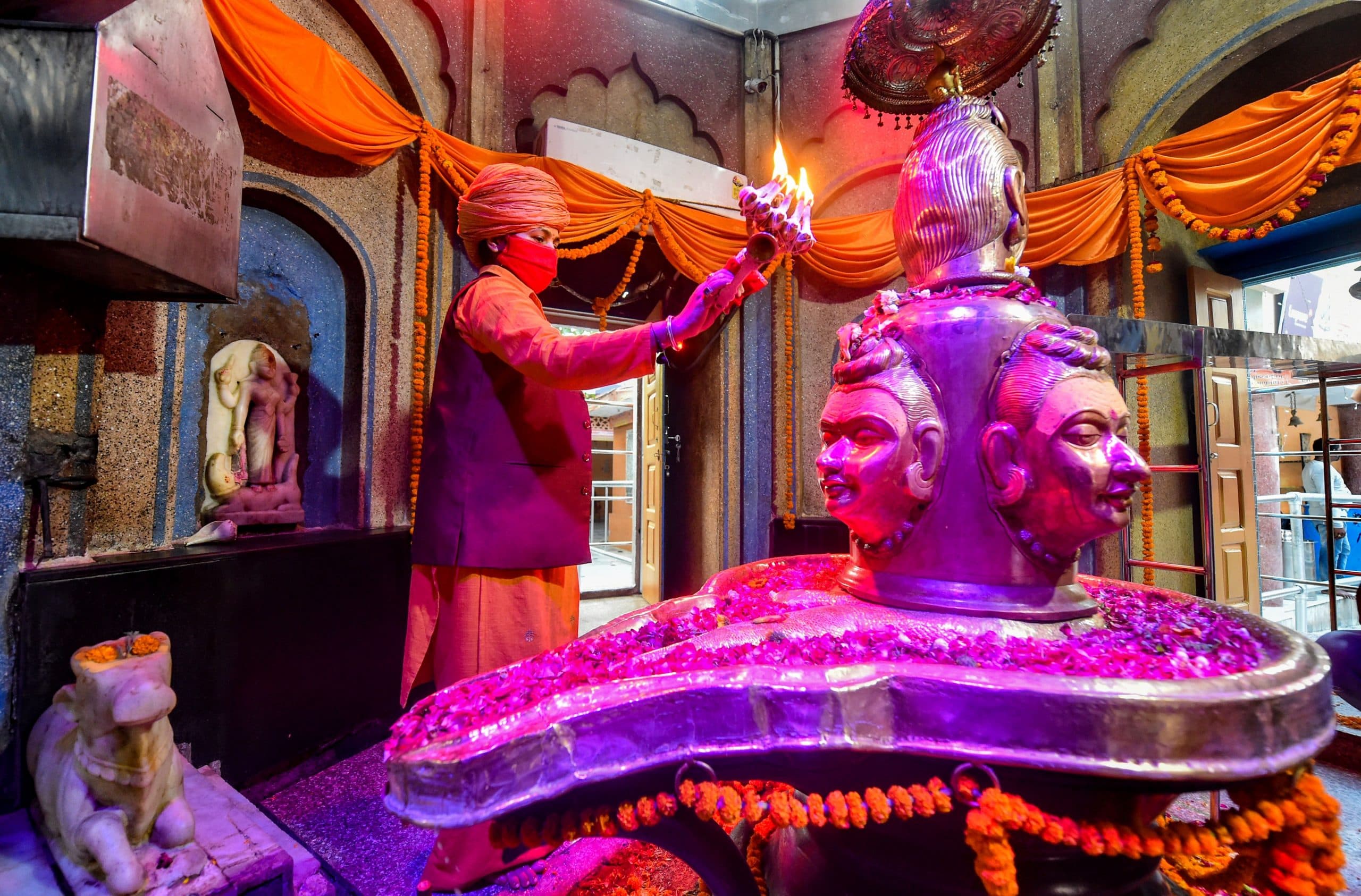 Unlock 1 : धार्मिक स्थल खुले, कोरोना काल में प्रार्थना के लिए कुछ यूं पहुंचे भक्त