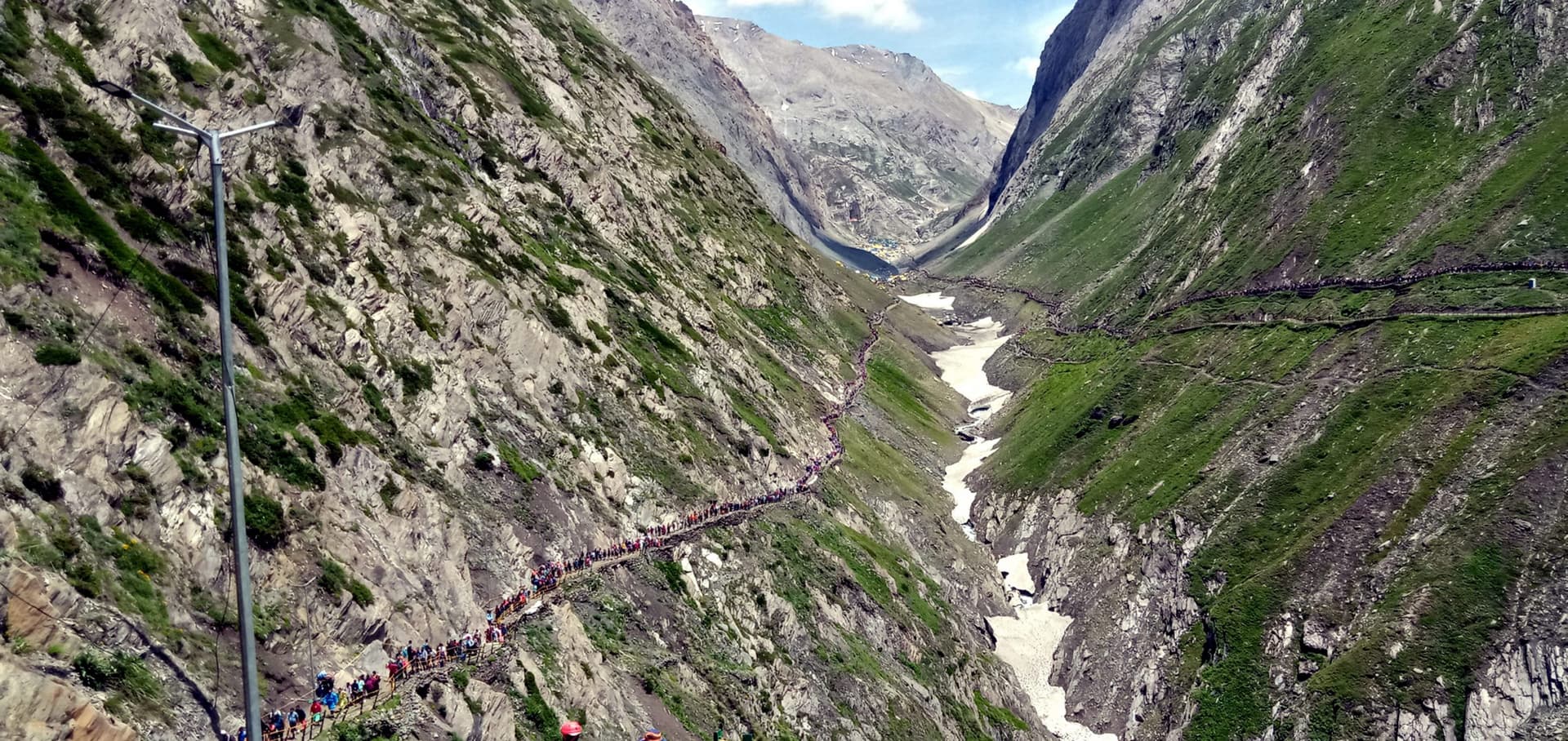 Amarnath Cloudburst: बाबा बर्फानी की गुफा के पास पसरा सन्नाटा, अबतक 16 की मौत, देखें Video और Photo
