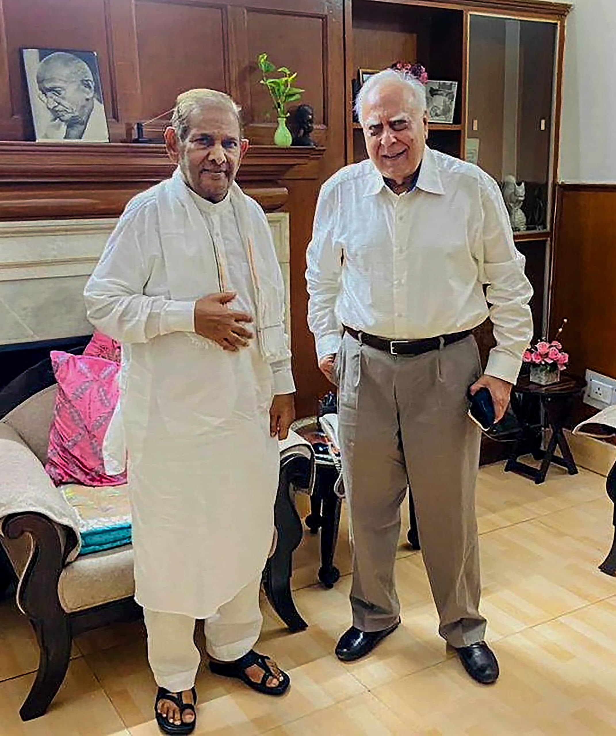 Rahul Gandhi की अनुपस्थिति में विपक्ष की पकी खिचड़ी! Kapil Sibal के Dinner पर जुटे 45 नेता, क्या हुई बात?