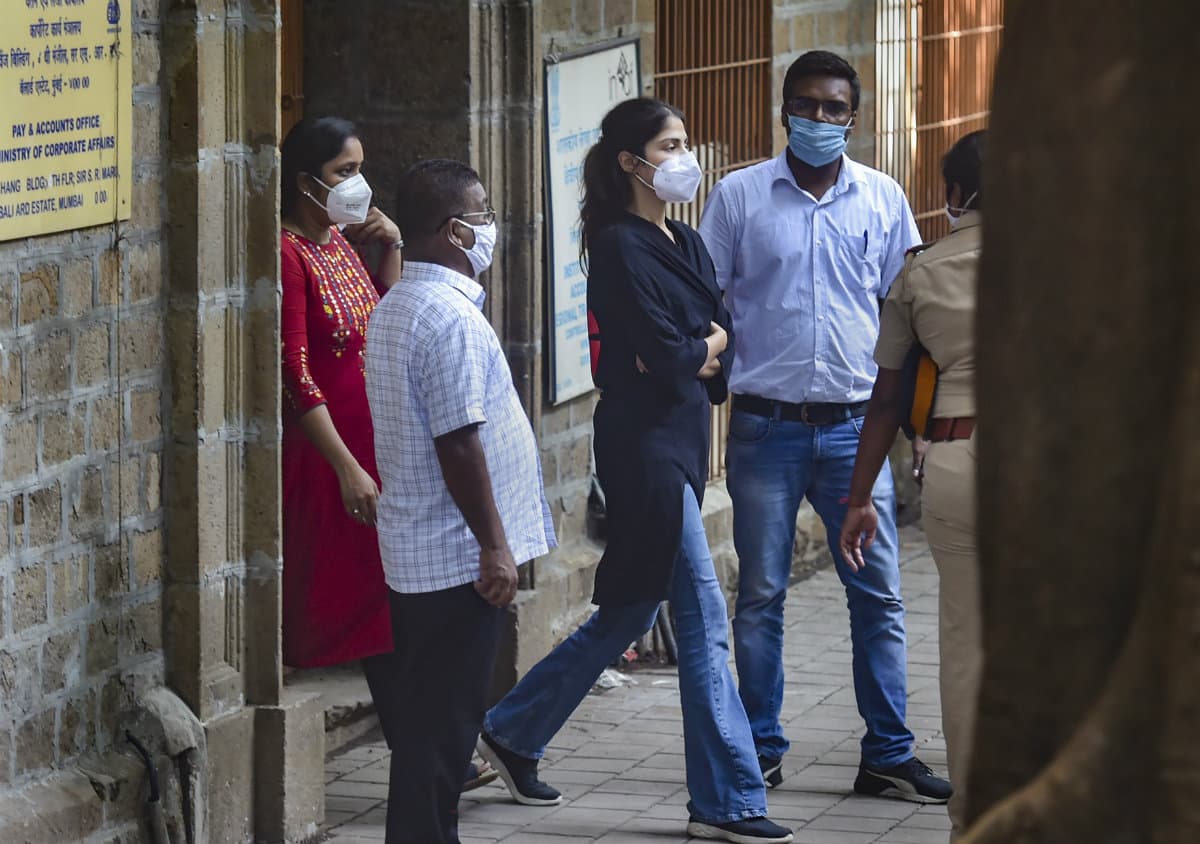 Rhea Chakraborty Arrested: रिया की गिरफ्तारी के बाद सोशल मीडिया पर यूजर्स ने दी ऐसी प्रतिक्रिया