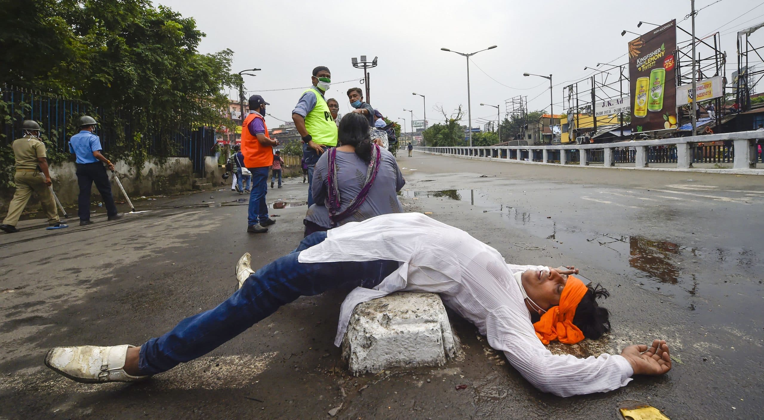 भाजपा कार्यकर्ताओं पर छत से बम फेंके गये! पुलिस की कार्रवाई से गुस्साये कैलाश विजयवर्गीय का ममता सरकार पर गंभीर आरोप