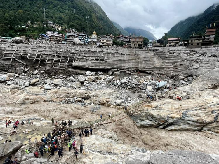 PHOTOS: सिक्किम में जिंदगी बचाने की जंग जारी! बाढ़ से मरने वालों की संख्या 100 के करीब